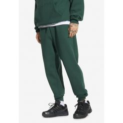 Spodnie dresowe męskie Prosto Darn. Zielone szorty męskie Prosto., m, bez wzorów, z dresówki. W wyprzedaży za 199.99 zł.