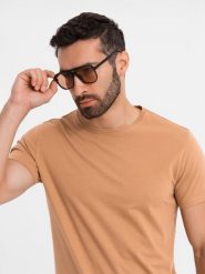 T-shirt męski klasyczny bawełniany BASIC - brązowy V21 OM-TSBS-0236 - XXL. Brązowe t-shirty męskie Ombre Clothing, l, bez wzorów, z bawełny, klasyczne, bez kołnierzyka. W wyprzedaży za 39.99 zł.