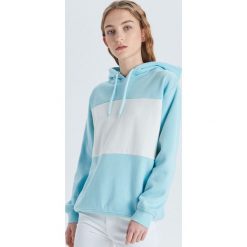 Dwukolorowa bluza z kapturem - Niebieski. Bluzy damskie marki Cropp. W wyprzedaży za 39.99 zł.