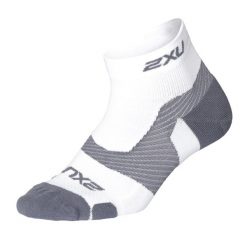 Skarpety sportowe 2XU Vectr Lght Cush 1/4 Crew. Białe skarpety damskie 2XU, bez wzorów. Za 89.00 zł.