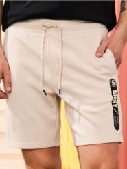 Szorty wiązane w talii z ozdobnym napisem - beżowy. Brązowe szorty męskie Sinsay, l, bez wzorów. Za 29.99 zł.