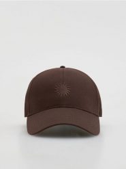 Czapka z daszkiem z haftem - ciemnobrązowy. Brązowe czapki i kapelusze damskie Reserved, bez wzorów. Za 59.99 zł.