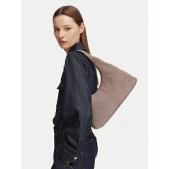 Torebka Calvin Klein. Szare torebki do ręki damskie Calvin Klein, bez wzorów, klasyczne, bez dodatków. Za 899.99 zł.