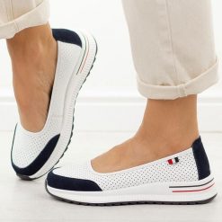 Białe nv ażurowane skórzane baleriny damskie Jezzi 7815. Białe obuwie sportowe damskie Jezzi, na jesień, w ażurowe wzory, z dresówki, klasyczne, z okrągłym noskiem, bez obcasa, na płaskiej podeszwie, bez zapięcia. Za 219.00 zł.