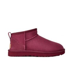 Damskie buty sportowe W CLASSIC ULTRA MINI. Czerwone obuwie sportowe damskie UGG, bez wzorów, trekkingowe. Za 800.00 zł.