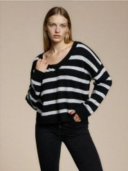 Sweter w paski z dekoltem V - czarny. Czarne swetry damskie Sinsay, l, bez wzorów, bez kołnierzyka, bez ramiączek, bez kaptura. Za 49.99 zł.