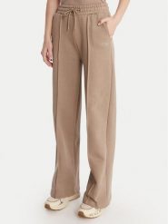 Guess Spodnie dresowe V6RB17 K9V31 Beżowy Regular Fit. Brązowe spodnie dresowe damskie Guess, s, z aplikacjami, z bawełny. Za 349.99 zł.