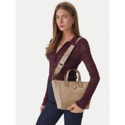 Torebka Guess. Brązowe torebki do ręki damskie Guess, z aplikacjami, klasyczne, bez dodatków. Za 549.99 zł.