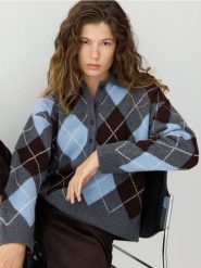 Wełniany sweter z kołnierzykiem - wielobarwny. Swetry damskie Reserved, l, bez wzorów, z dzianiny, bez kołnierzyka, bez ramiączek, bez kaptura. Za 279.99 zł.