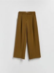 Szerokie spodnie z zakładkami - warm olive. Zielone spodnie materiałowe damskie Reserved, l, bez wzorów, z tkaniny. W wyprzedaży za 99.99 zł.