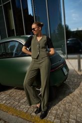 Gładkie spodnie oliwkowe. Zielone spodnie materiałowe damskie MOODO, l, bez wzorów, z elastanu. Za 119.99 zł.