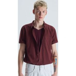 Koszula z krótkim rękawem basic - Bordowy. Koszule męskie marki Cropp. Za 59.99 zł.