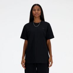 Koszulka damska New Balance WT41501BK – czarna. Czarne koszulki sportowe damskie New Balance, m, bez wzorów, z materiału, eleganckie, bez kołnierzyka. Za 169.99 zł.