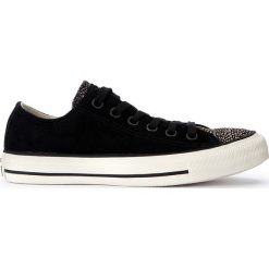 Converse czarne 157666 Chuck Taylor All Star. Czarne trampki i tenisówki damskie Converse, bez wzorów, z futra, klasyczne, bez zapięcia. W wyprzedaży za 279.00 zł.