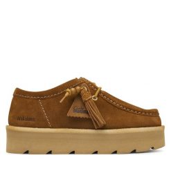 Półbuty Clarks. Brązowe półbuty damskie Clarks, bez wzorów, bez obcasa, na płaskiej podeszwie, bez zapięcia. Za 479.99 zł.