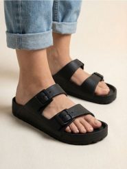 Piankowe klapki z regulowanymi paskami - czarny. Czarne klapki damskie Sinsay, bez wzorów, bez obcasa. Za 19.99 zł.