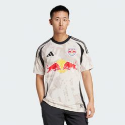 Koszulka New York Red Bulls 25/26 Away. Białe koszulki sportowe męskie Adidas, m, bez wzorów, z materiału, bez kołnierzyka, bez ramiączek, do piłki nożnej. Za 449.00 zł.