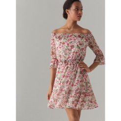 Szyfonowa sukienka hiszpanka - Biały. Białe sukienki damskie marki Mohito, bez wzorów, z szyfonu, bez kołnierzyka, bez ramiączek. Za 159.99 zł.