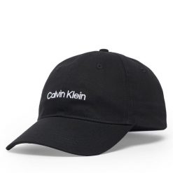 Czapka z daszkiem Calvin Klein. Czarne czapki i kapelusze damskie Calvin Klein, bez wzorów. Za 169.99 zł.