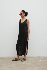 Sukienka MAXI z rozcięciami w kolorze BLACK - AIR. Czarne sukienki damskie Marsala, na co dzień, na lato, m, bez wzorów, z jeansu, eleganckie, bez kołnierzyka, bez ramiączek, maxi, proste. Za 259.90 zł.