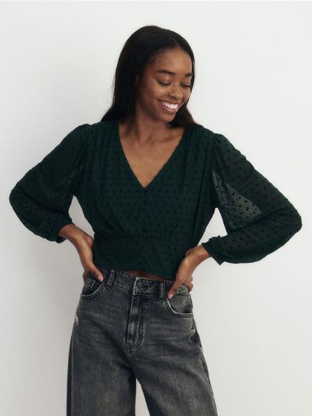 Krótka bluzka z guzikami - morski. Zielone bluzki damskie Reserved, l, bez wzorów, z tkaniny, bez kołnierzyka, bez ramiączek. W wyprzedaży za 35.99 zł.