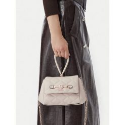 Torebka Guess. Białe torebki do ręki damskie Guess, z aplikacjami, wizytowe, bez dodatków. Za 494.99 zł.
