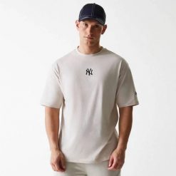 T-Shirt MLB New York Yankees New Era Oversize Crème. T-shirty męskie New Era, m, bez wzorów, z bawełny, sportowe, bez kołnierzyka. Za 127.50 zł.