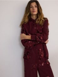 Satynowa koszula z cekinowymi aplikacjami - burgundowy. Czerwone koszule damskie Reserved, l, z aplikacjami, z satyny, bez kołnierzyka, bez ramiączek. W wyprzedaży za 219.99 zł.