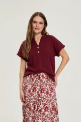 T-shirt z bawełny burgundowy. Czerwone bluzki damskie MOODO, l, bez wzorów, z bawełny, bez kołnierzyka, bez ramiączek. Za 59.99 zł.