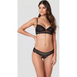 NA-KD Lingerie Figi z wycinanej koronki - Black. Figi damskie marki NA-KD Lingerie. Za 60.95 zł.