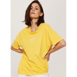 Koszulka oversize z napisem - Żółty. T-shirty damskie marki House, z napisami. W wyprzedaży za 15.99 zł.