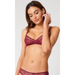 NA-KD Lingerie Siateczkowy biustonosz w groszki - Red. Czerwone biustonosze NA-KD Lingerie, w grochy. W wyprzedaży za 24.29 zł.