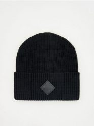 Czapka typu beanie - czarny. Czarne czapki i kapelusze męskie Reserved, bez wzorów. W wyprzedaży za 13.99 zł.