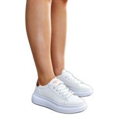 Białe sneakersy na grubej podeszwie Ivalu. Białe trampki i tenisówki damskie bez wzorów, z gumy, eleganckie, bez zapięcia. Za 86.24 zł.