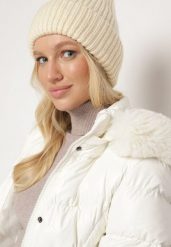 Beżowa Prążkowana Czapka Beanie z Wiskozą i Metaliczną Nicią Temiala. Brązowe czapki i kapelusze damskie Born2be, bez wzorów, z materiału, eleganckie. Za 39.99 zł.
