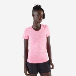 Koszulka do biegania damska Kiprun Run 500 Comfort. Czerwone t-shirty damskie KIPRUN, m, bez wzorów, z materiału, sportowe, bez kołnierzyka. W wyprzedaży za 59.99 zł.