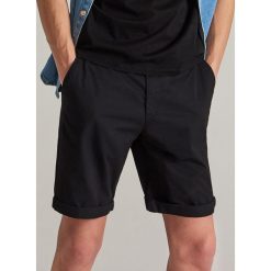 Bawełniane szorty chino - Czarny. Spodnie materiałowe męskie Reserved. W wyprzedaży za 39.99 zł.