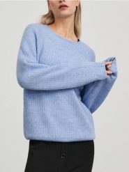 Sweter z miękkiej dzianiny - błękitny. Niebieskie swetry damskie Sinsay, l, bez wzorów, z dzianiny, bez kołnierzyka, bez ramiączek, bez kaptura. Za 59.99 zł.