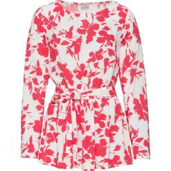 Bluzka z baskinką i wiązanym paskiem bonprix biel wełny - różowy hibiskus z nadrukiem. Bluzki damskie marki bonprix. Za 49.99 zł.