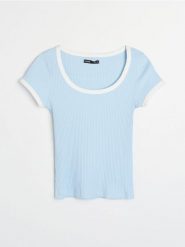 Prążkowana koszulka z kontrastową lamówką - błękitny. Niebieskie t-shirty damskie Sinsay, l, bez wzorów, prążkowane, bez kołnierzyka. Za 19.99 zł.