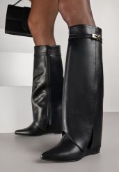 Czarne Kozaki na Koturnie z Wywiniętą Cholewką z Klamerką Arirass. Czarne kozaki damskie Born2be, z jeansu, bez obcasa, na koturnie. Za 169.99 zł.