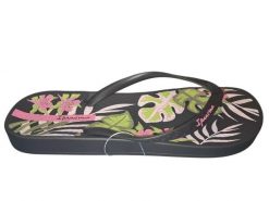 Klapki Ipanema Anatomiczne Czarne w Kwiaty. Czarne klapki damskie Ipanema, bez wzorów, z materiału, bez obcasa. Za 160.99 zł.