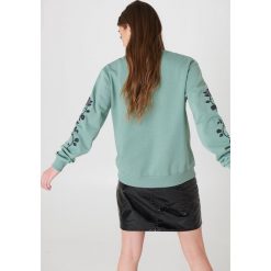 NA-KD Bluza z wyszywanymi różami na rękawach - Green. Bluzy damskie marki NA-KD. W wyprzedaży za 48.78 zł.