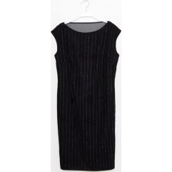Simple - Sukienka. Czarne sukienki damskie Simple, z materiału, eleganckie, z okrągłym kołnierzem. W wyprzedaży za 279.90 zł.