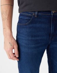 MESKIE SPODNIE WRANGLER LARSTON BRUSHED STONE 112341429. Spodnie materiałowe męskie Wrangler, l, bez wzorów, z jeansu. Za 219.99 zł.