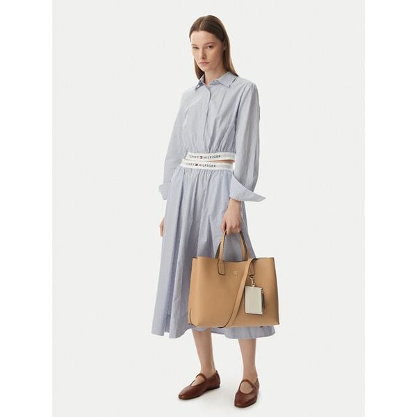 Torebka Tommy Hilfiger. Brązowe torebki do ręki damskie Tommy Hilfiger, bez wzorów, klasyczne, bez dodatków. Za 699.99 zł.