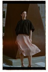 Plisowana spódnica beżowa. Brązowe spódnice damskie MOODO, l, bez wzorów, z poliesteru. Za 129.99 zł.