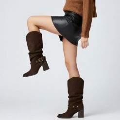 Botki damskie Karino, kowbojki na stabilnym obcasie wsuwane i zamszowe, mocca, 5875-015-L. Brązowe kozaki damskie Karino, z weluru, bez obcasa, na obcasie. Za 620.99 zł.