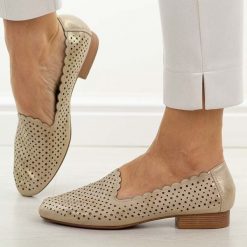 Złote skórzane półbuty damskie M.Daszyński Ol50-2. Żółte półbuty damskie M.Daszyński, na lato, w ażurowe wzory, ze skóry, casualowe, z okrągłym noskiem, bez obcasa, na płaskiej podeszwie, bez zapięcia. W wyprzedaży za 197.10 zł.