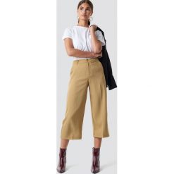 NA-KD Szerokie spodnie - Beige. Spodnie materiałowe damskie marki NA-KD. W wyprzedaży za 60.97 zł.